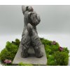 Zahradní betonová dekorace-Jorkšírek v pozoru