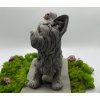 Zahradní betonová dekorace-Jorkšírek v pozoru