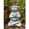 Zahradní betonová dekorace - Meditující Mops