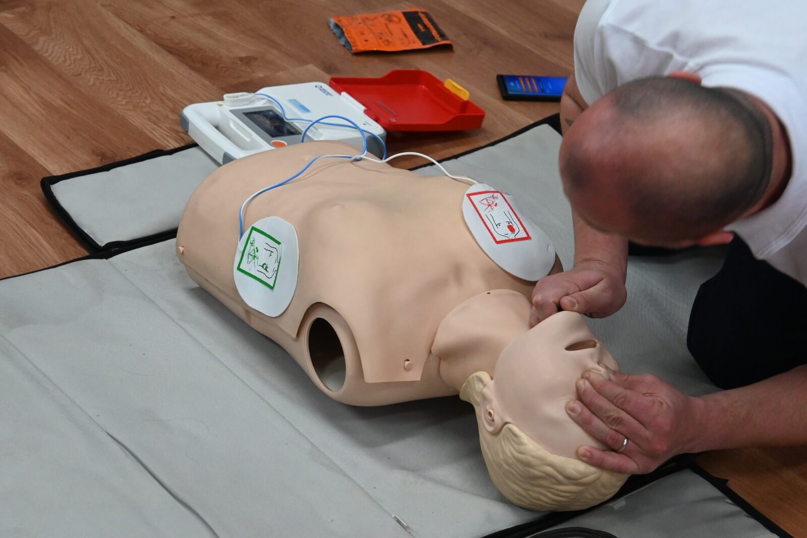 MESTO BREZNO NAKÚPILO DEFIBRILÁTORY DO KAŽDEJ ŠKOLY!