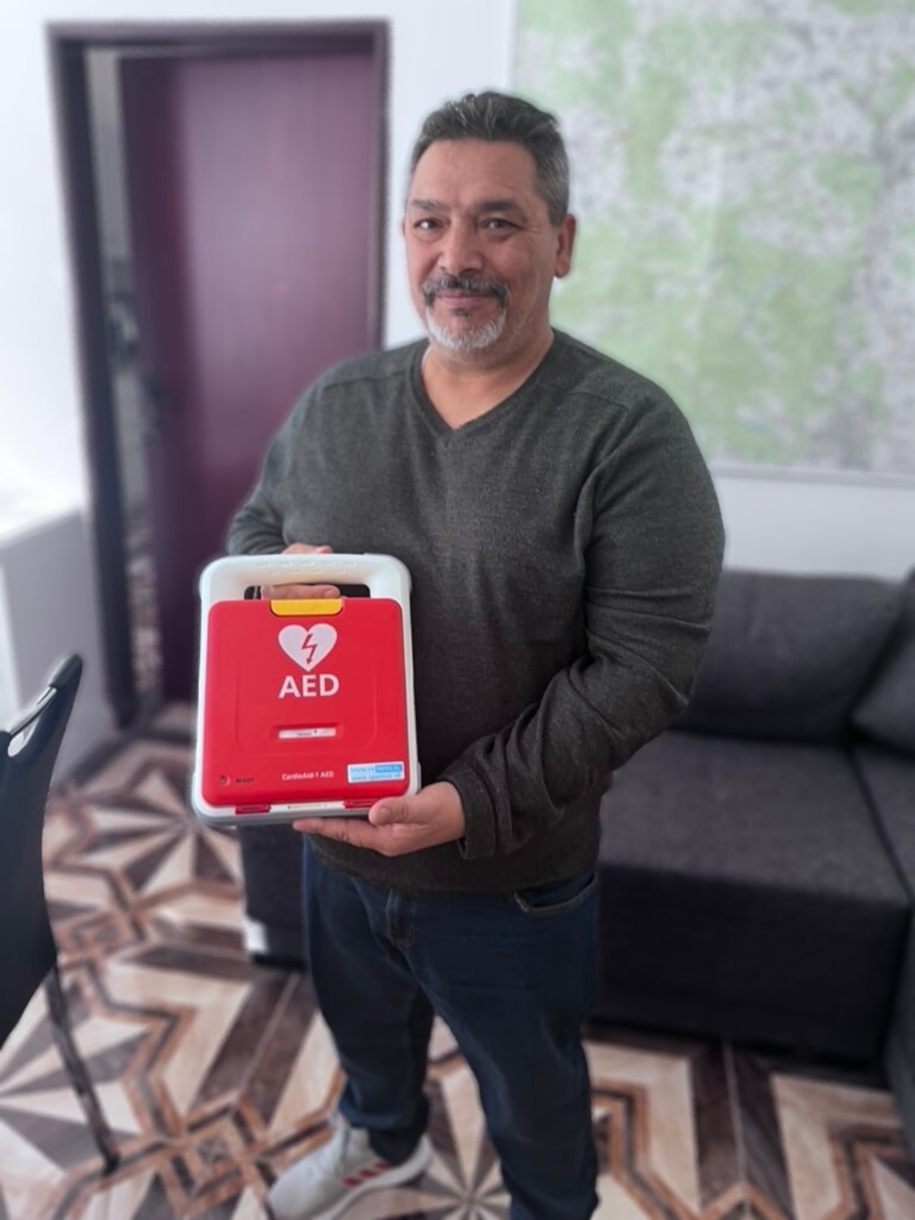 Starosta obce Chminianske Jakubovany ochraňuje srdcia svojich obyvateľov: Zakúpil moderný AED defibrilátor