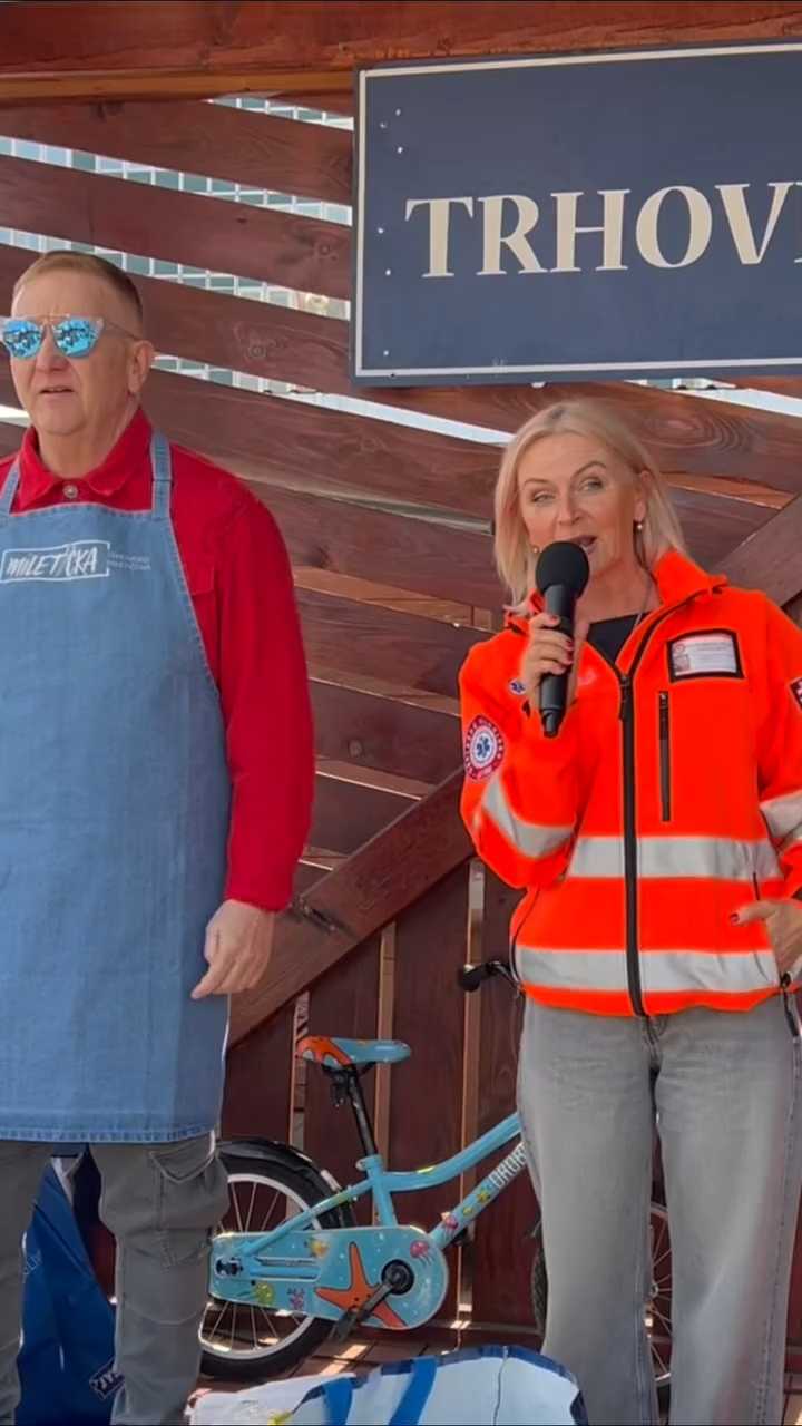 Žena s veľkým srdcom: Mária Mlynarčíková darovala AED defibrilátor, ktorý získala na plese OSZZS 155