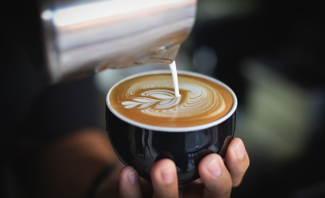 Káva s mliekom prekvapila vedcov: Má benefity, o ktorých sme nevedeli