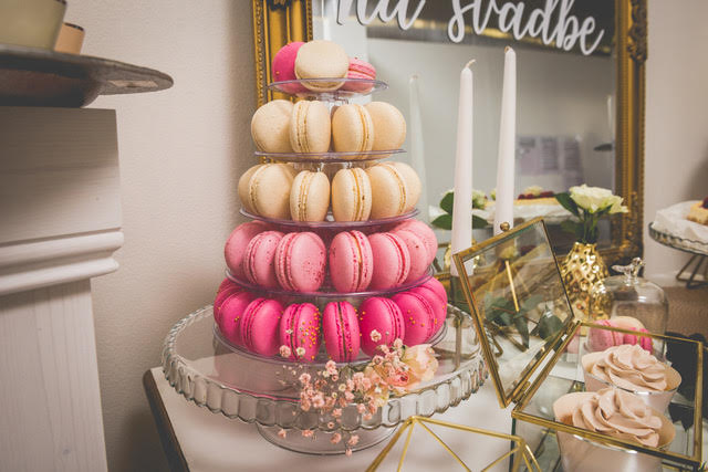 farebne-makronky-na-candy-bar-princess-cakes-trencin