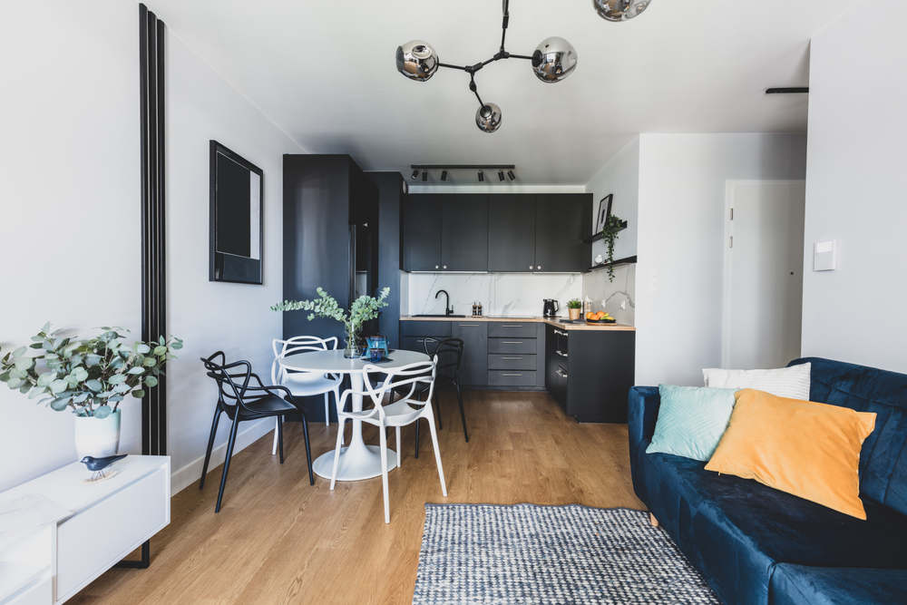 Spojit obývací pokoj s kuchyní je možné i na malém prostoru. Jak na to?