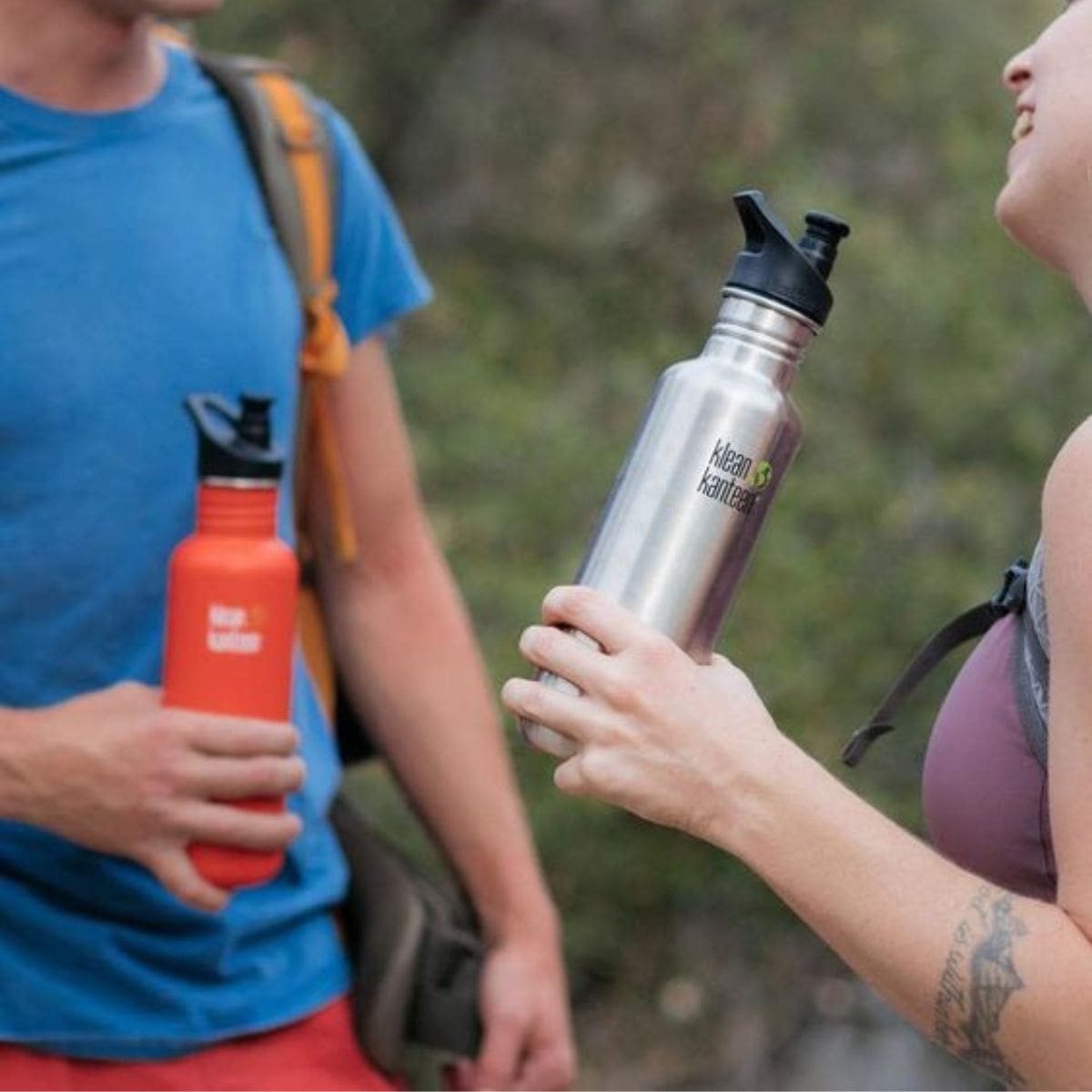 Jednorazová vs. opakovane použiteľná fľaša na vodu