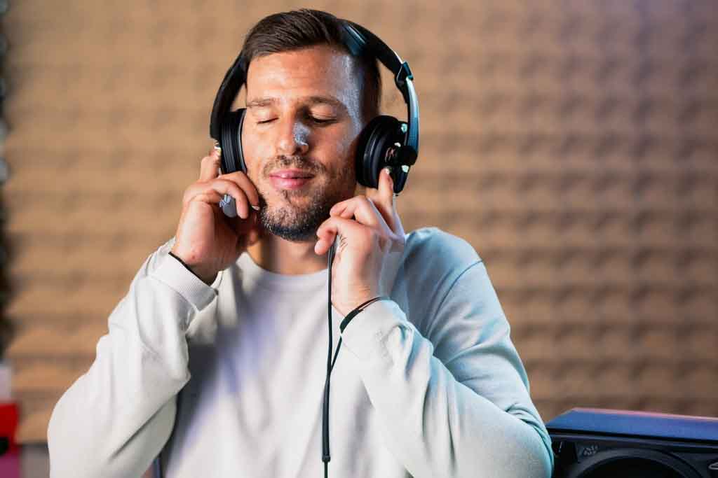 Overcoming Voiceover Challenges with Soundproof Booths