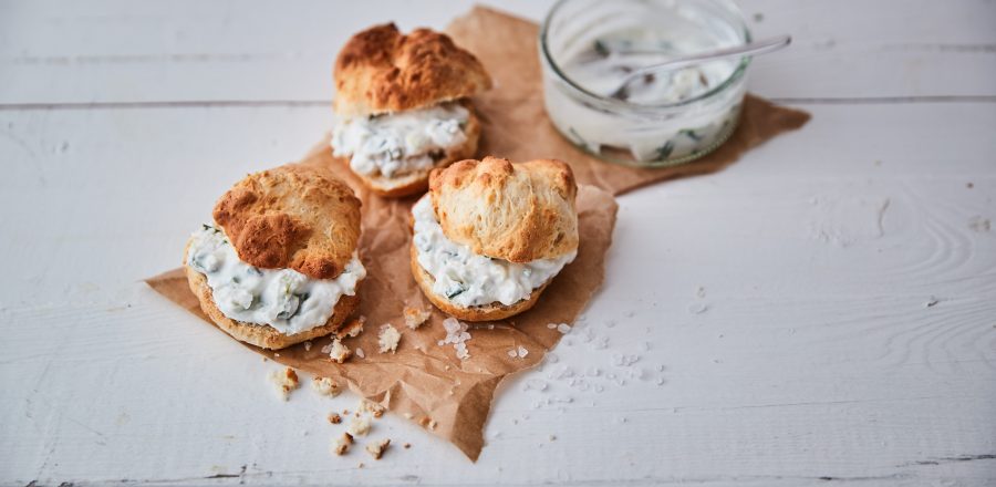 Petit pain avec fromage blanc à tartiner