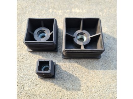 544 20x20 m8 zatka plastova ctvercova se zavitem