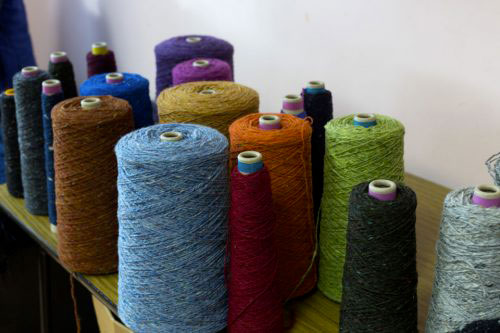 tradicni-svetry-vyroba-donegal-yarns-e1579859205117