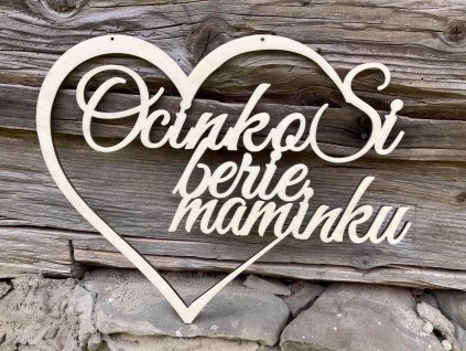 Drevené srdce s textom „Ocinko si berie maminku“