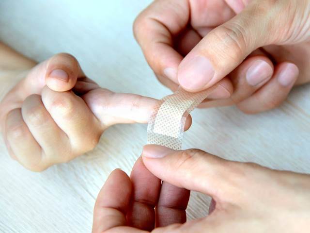 Jak zastavit krvácení - první pomoc při poranění a krvácení