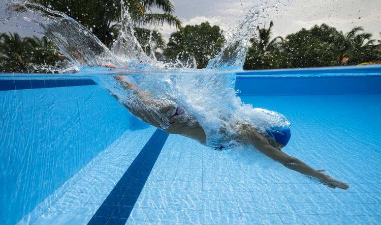 VÍTE JAK ZHUBNOUT DO PLAVEK? NO PŘECE PLAVÁNÍM!