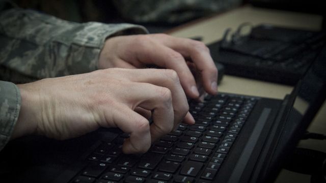 Co je hybridní válka - charakteristika a příklady