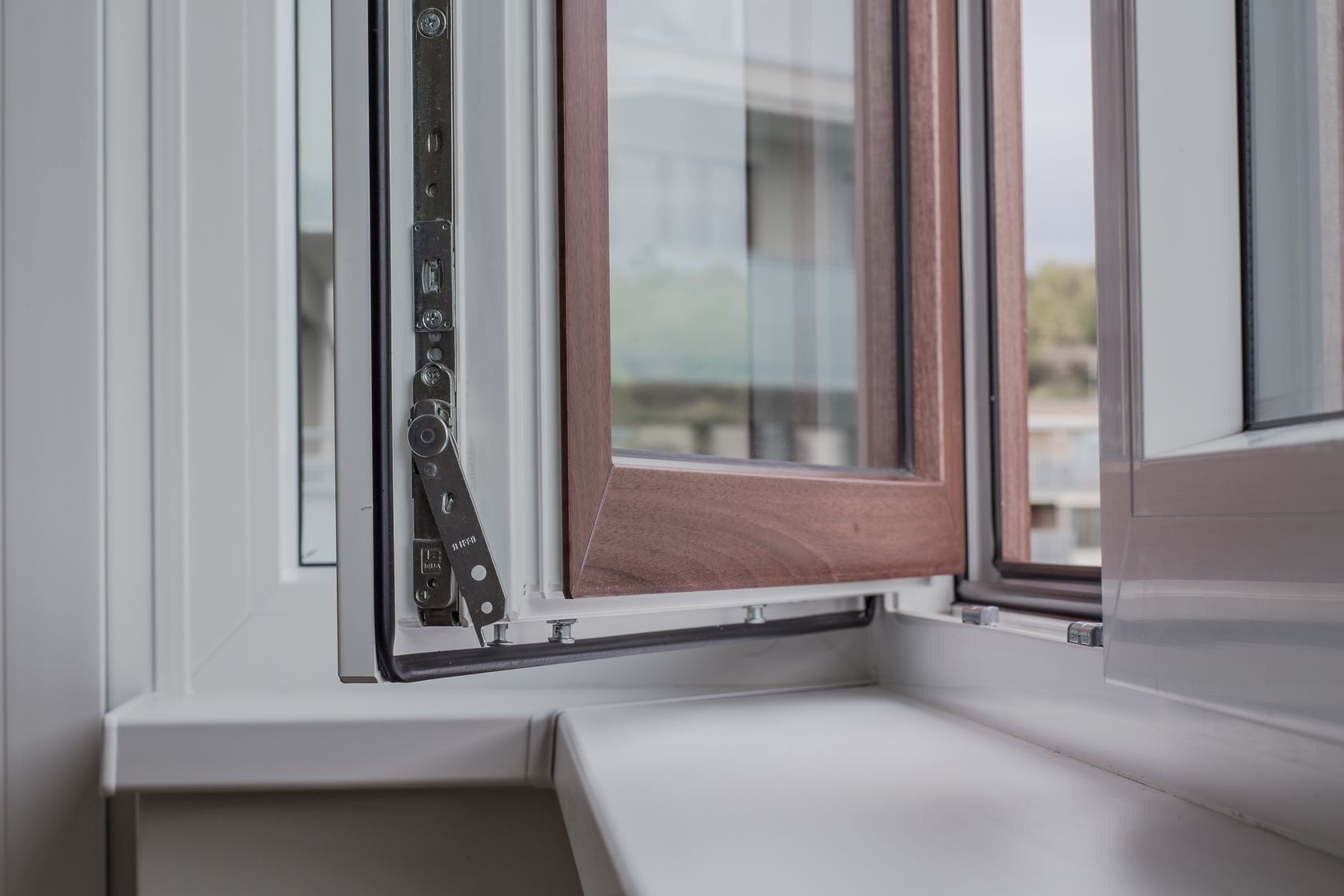 Jak vybrat správné těsnění oken, stavební i bazénovou chemii