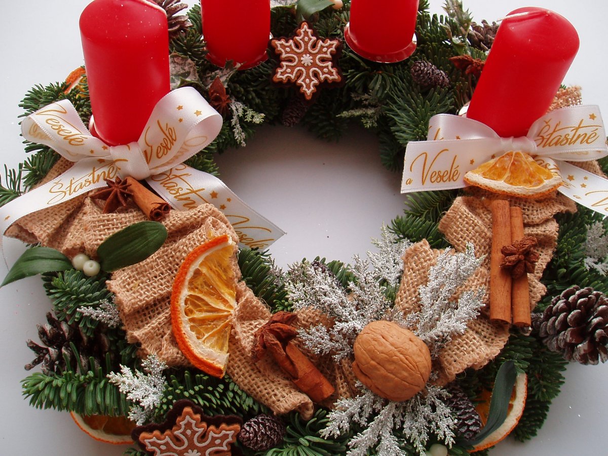 Jak vyrobit krásný adventní věnec: Krok za krokem