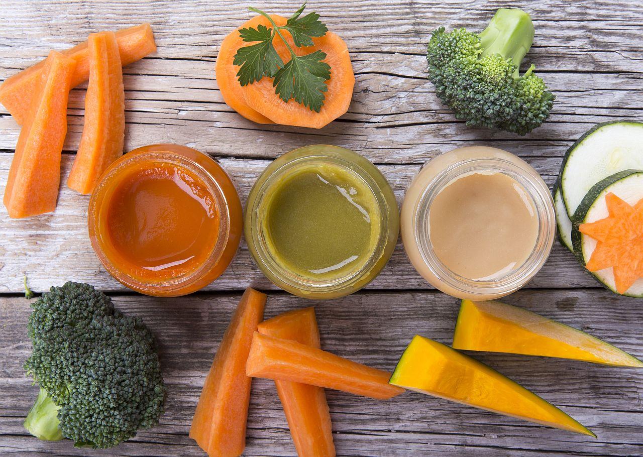 Jak správně zavádět příkrmy u kojenců