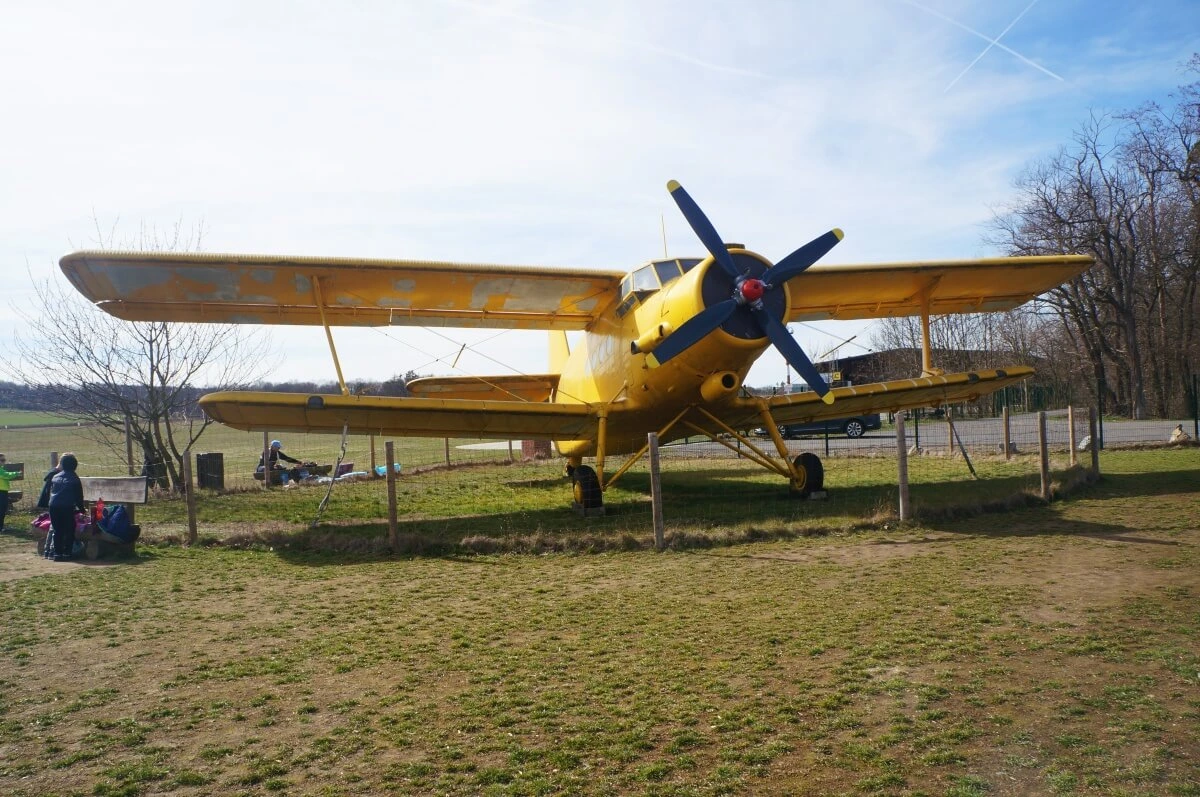 Kam s dětmi v Praze zadarmo? Na letiště Točná