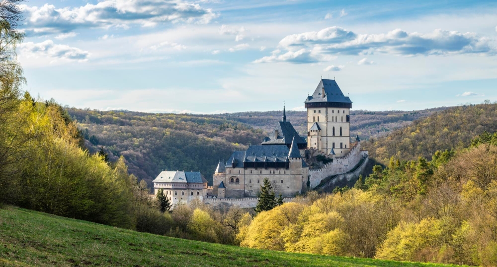 Ideální tip na výlet v srdci Česka: Proč se vydat na Karlštejn?