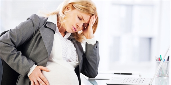 První příznaky těhotenství: Jak je poznat a co dělat