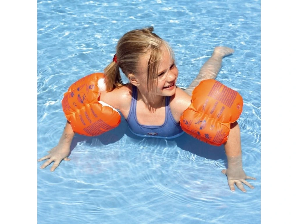 Rukávky na plavání mohou být nebezpečné, varuje vodní záchranář