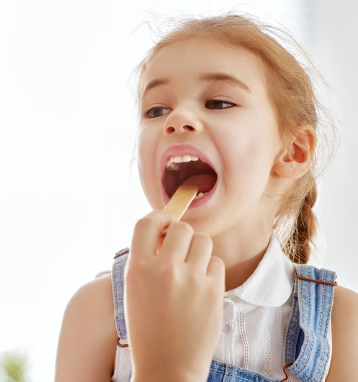 Co způsobuje spálovou angínu u dětí a jak se léčí