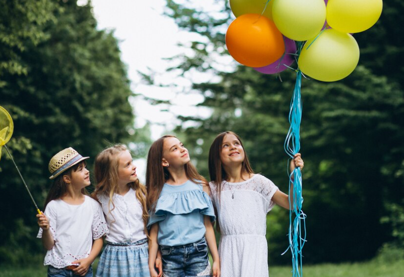 Jak zabavit děti na dětské oslavě doma i venku