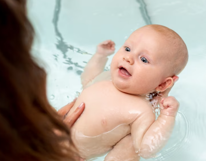 Koupání novorozence po porodu, ano nebo ne?