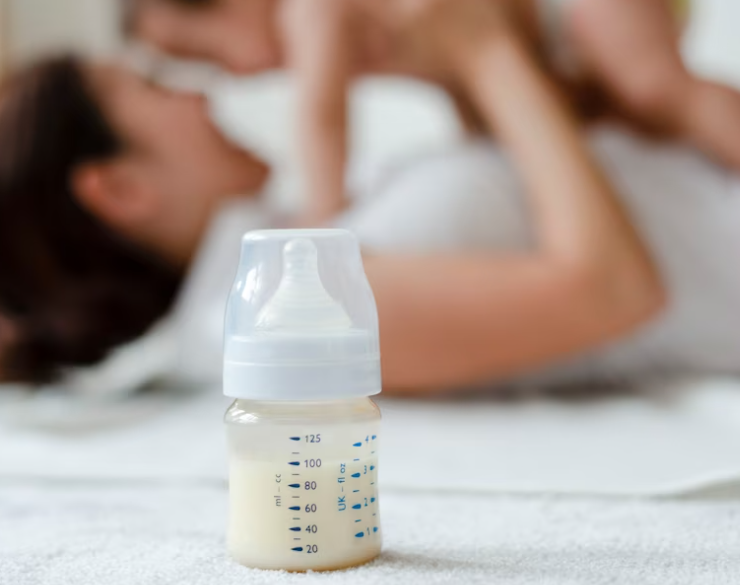 Mateřské mléko vs umělé: Rozdíly a původ