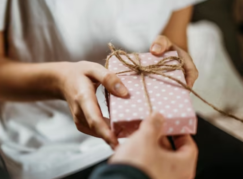 Dárek pro maminky s novorozencem: Tipy na praktické dárky