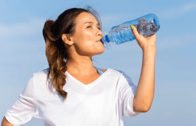 Jak se odvodnit: Tipy pro udržení správné hydratace