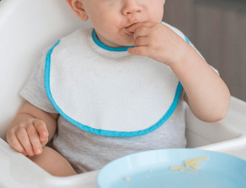 Trendy v designu bryndáků: Stylové doplňky pro kojence