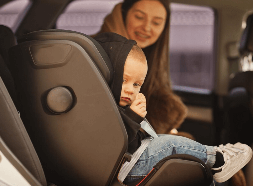 Jak správně umístit dítě do dětské autosedačky 0-13 kg?