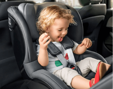 Jaký je rozdíl mezi autosedačkou se základnou a bez základny