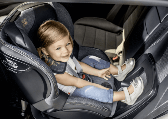 Jaký je rozdíl mezi fyzickým a online nákupem autosedačky