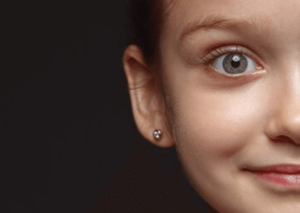 Jak vybrat první náušnice pro miminko: Bezpečnost a styl