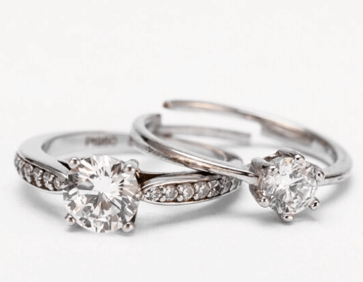 Dárek na promoci pro ženy: 10 unikátních nápadů