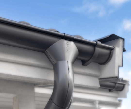 Jaký materiál okapů je nejlepší? Plastový nebo kovový?