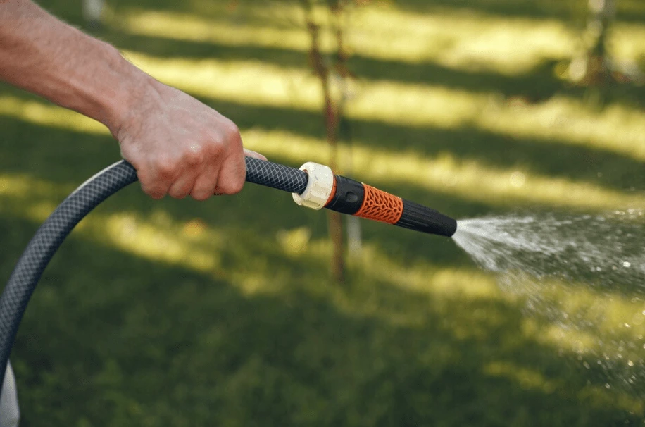 Jak správně vybrat zahradní hadici pro zavlažování?
