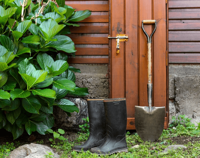 Jak správně postavit zahradní přístřešek na nářadí?