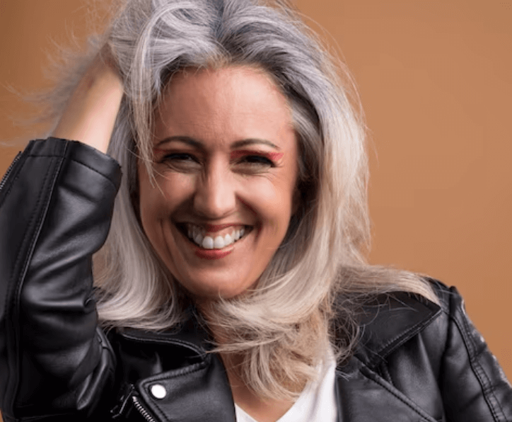 Se šedými vlasy můžete být krásná i bez barvení – jak na to?