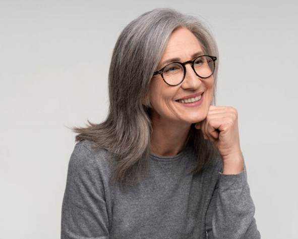 Šedivé vlasy: jak je barvit a pečovat o ně