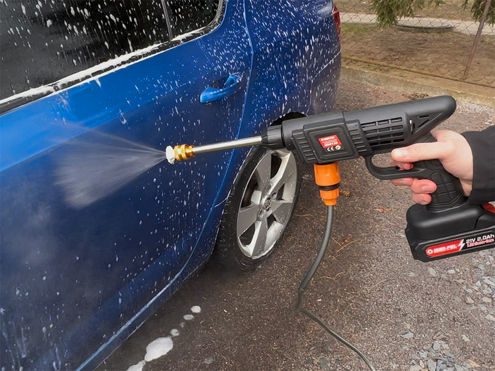 Tlakové myčky versus zahradní hadice