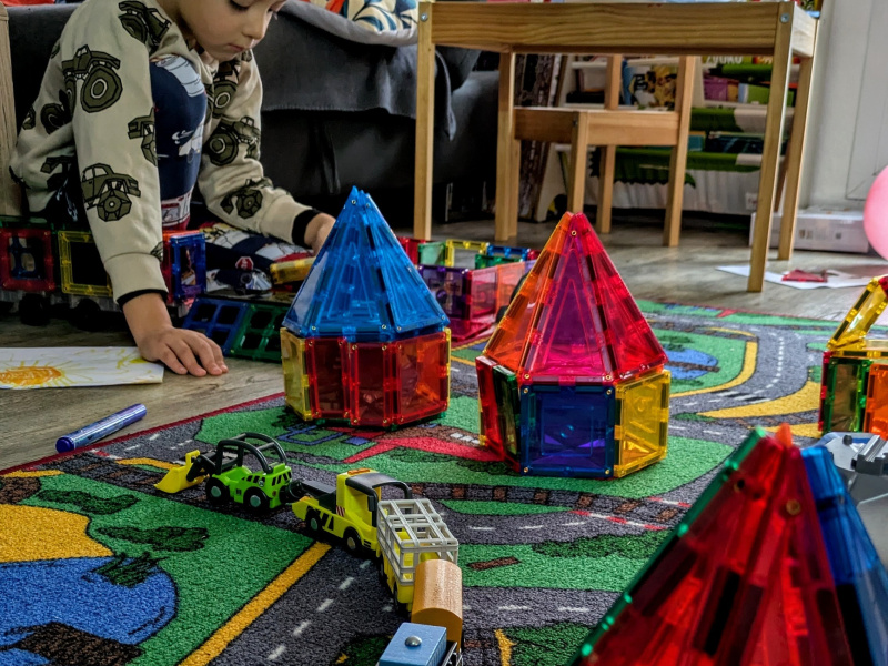 Děti staví z magnetických dílků Connetix a Learn&Grow