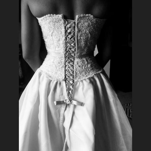 svadobne saty a stahovacie nohavicky biele sexi komfortné šaty