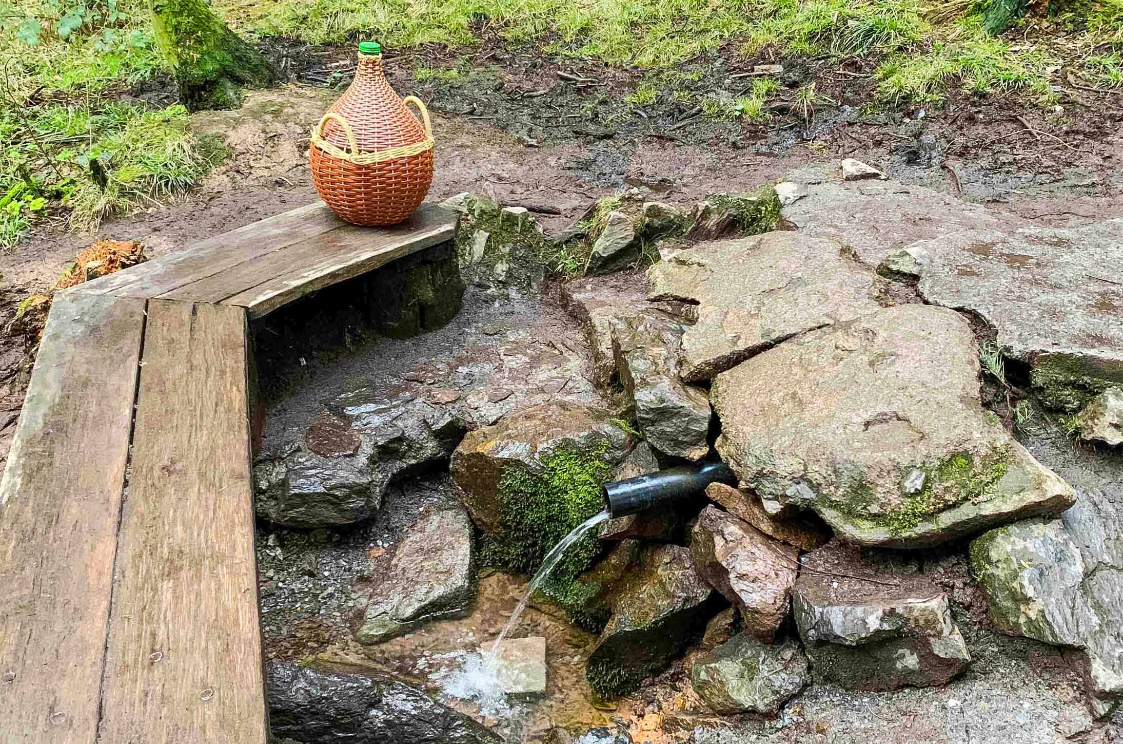 Studánka Bušovice, sběr vody, čerstvá voda