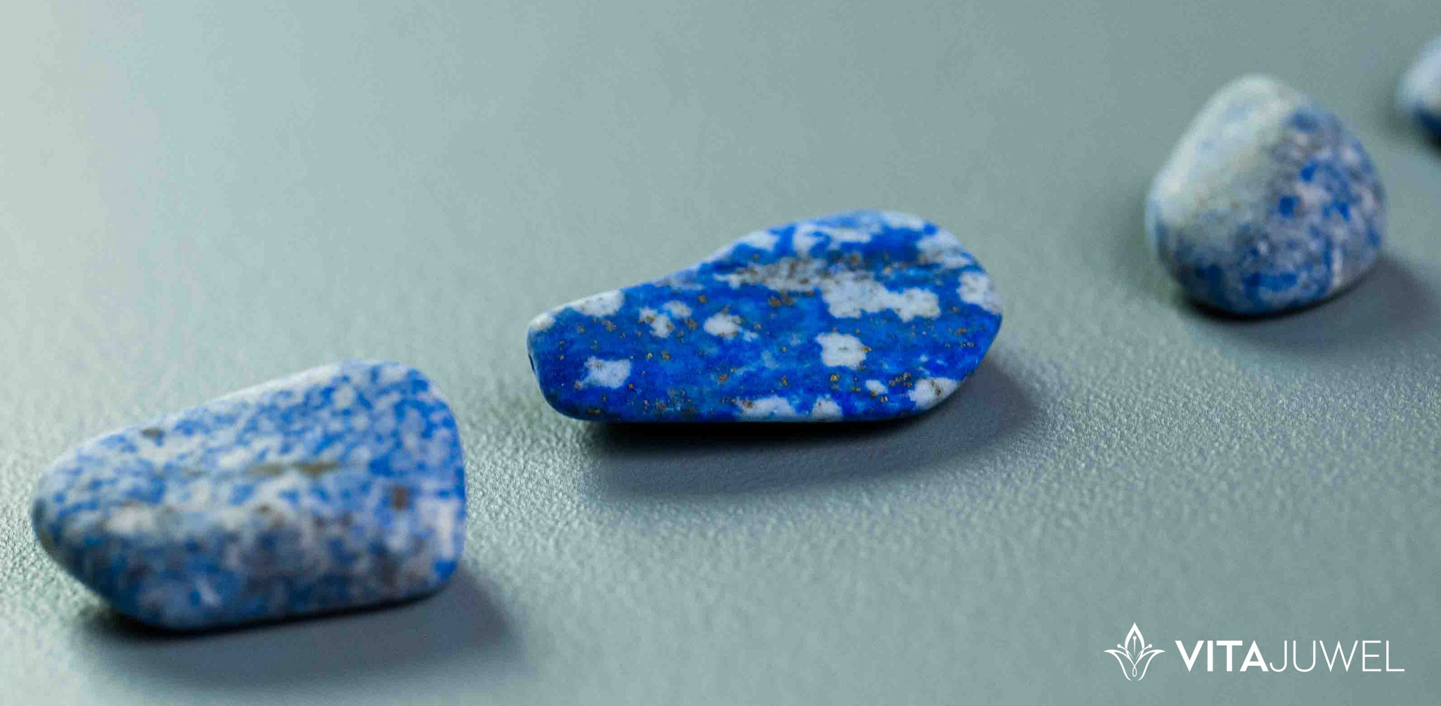 Detailní záběr na drahý kámen lapis lazuli