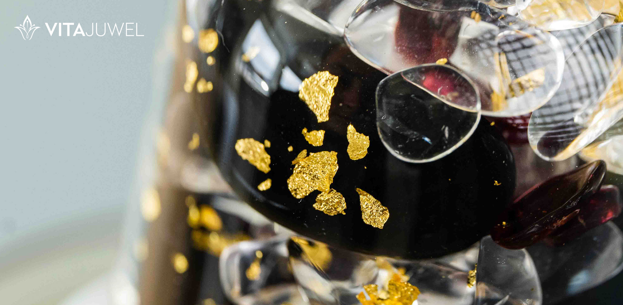 Detaiální pohled na 24 karátové zlato v láhvi na pití ViA od VitaJuwel