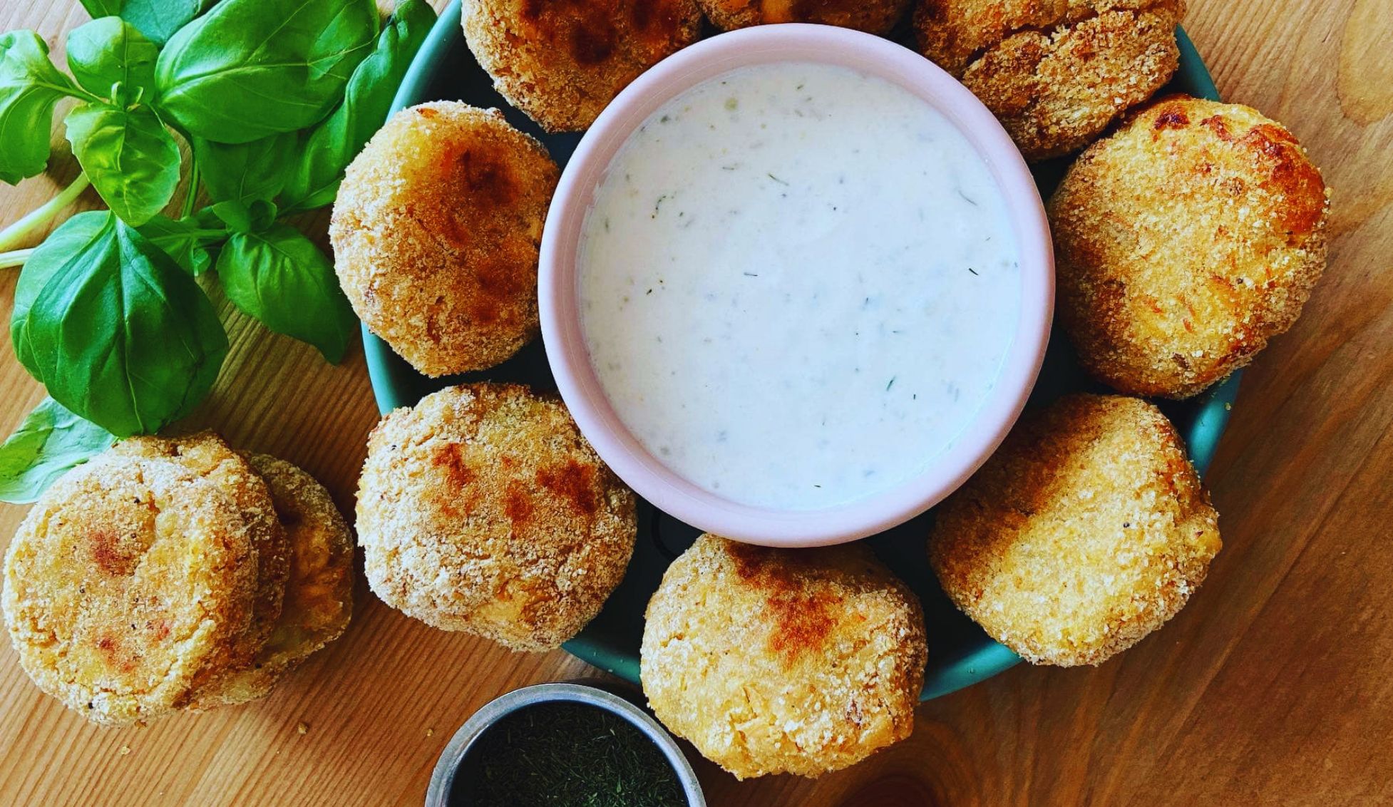 Lososové placičky s dipem z kopru