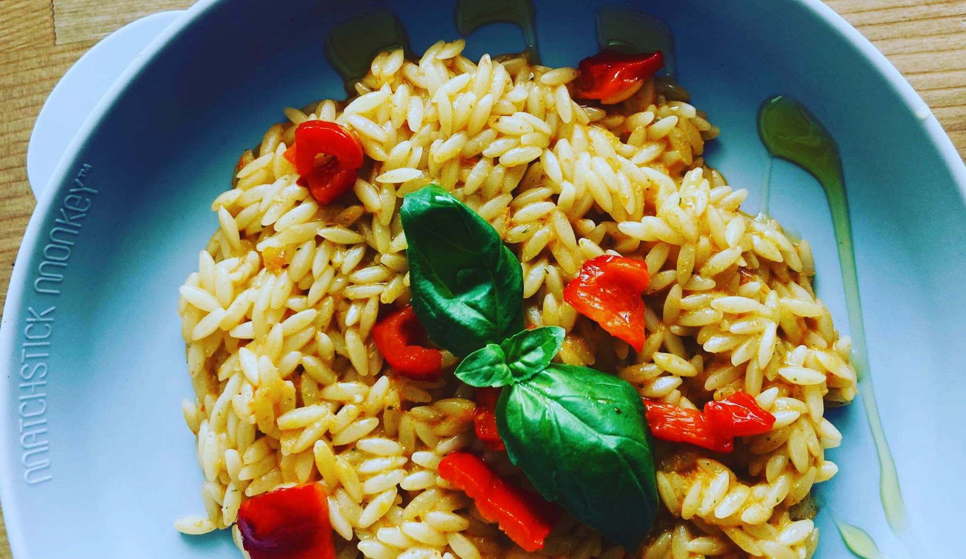 Orzo s omáčkou z pečené červené papriky